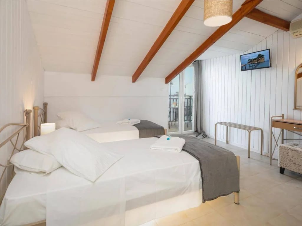 Mare Blu Studios & Suites - Image 5