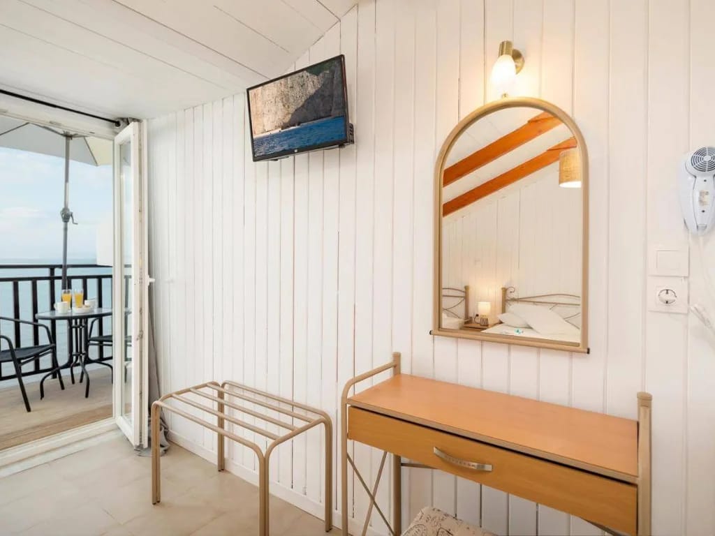 Mare Blu Studios & Suites - Image 7