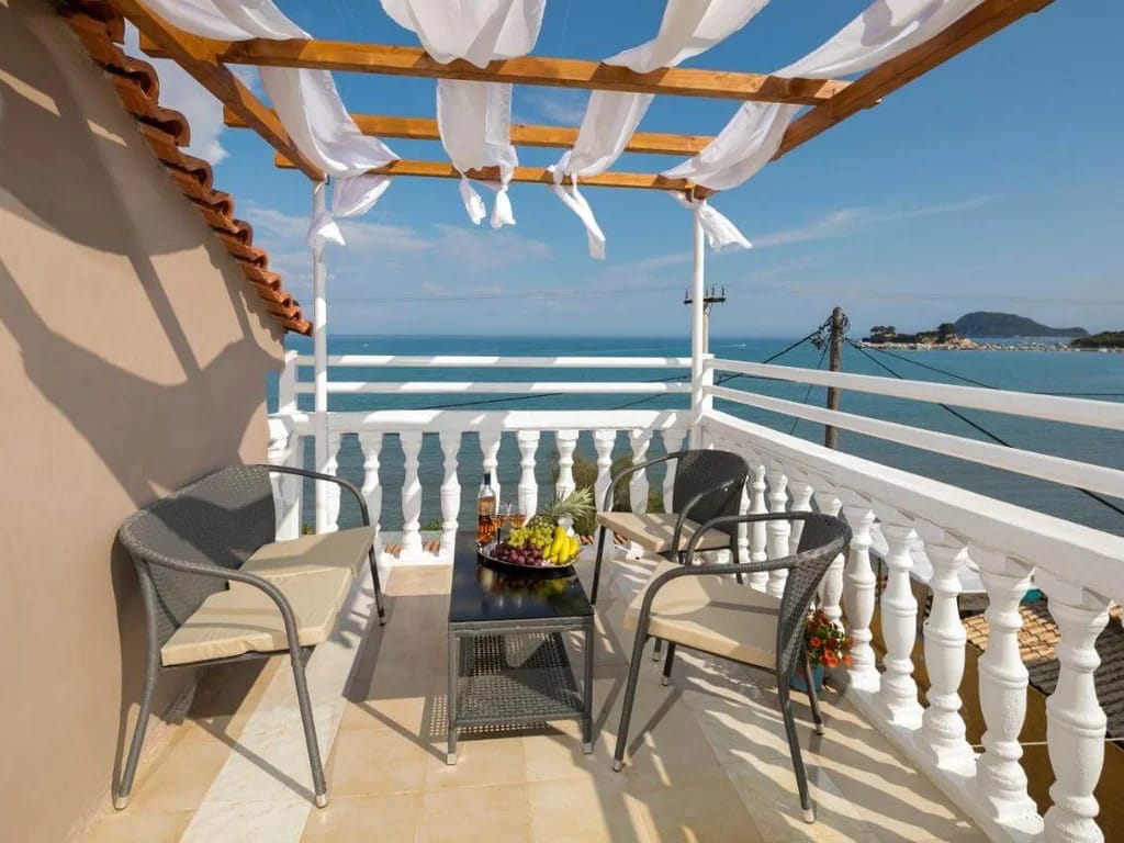 Mare Blu Studios & Suites - Image 1